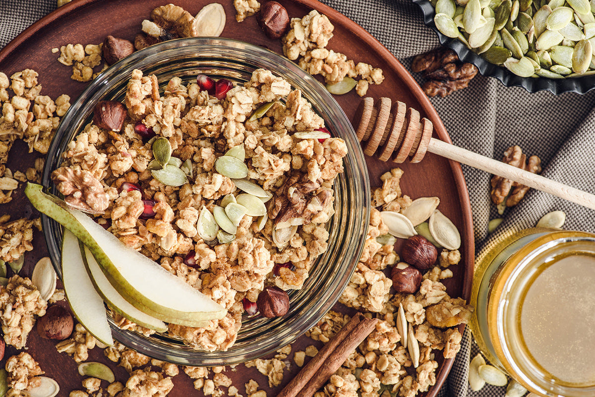Herbst Müsli mit Birnen, Nüssen, Datteln und Samen